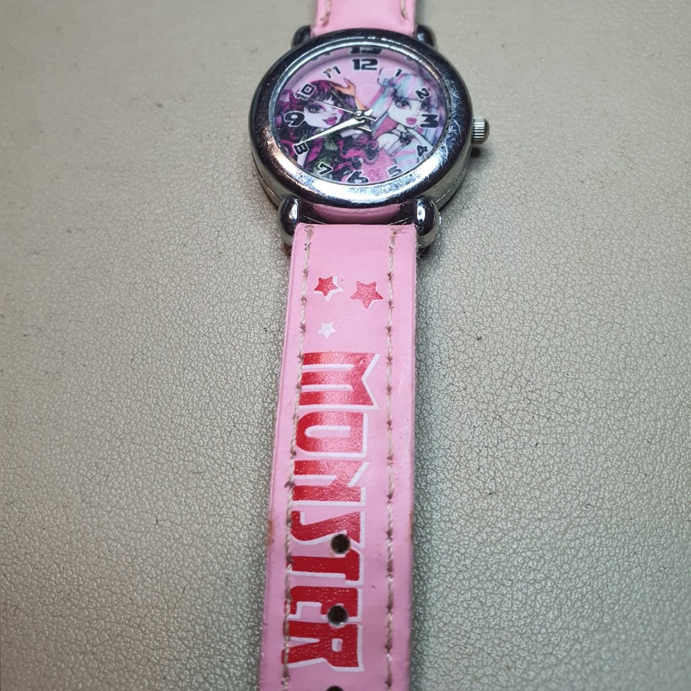 🦋10/$20🦋 Monster High Silver/Pink Leather Girl's Watch - Picture 3 of 5